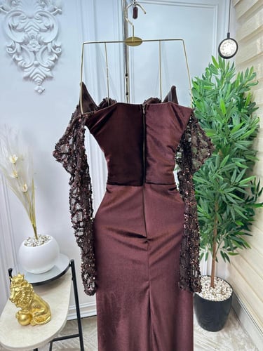 فستان "إيلينا" المخملي - فخامة الشوكولاتة الداكنة