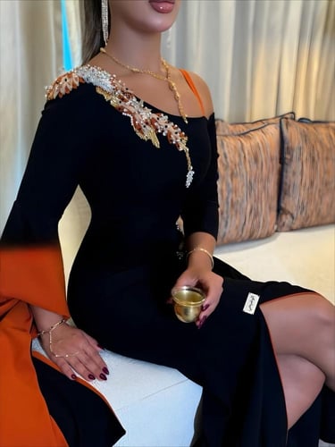 فستان سهرة طويل بلمسة ملكية وعباءة مطرزة أحمر خمري...