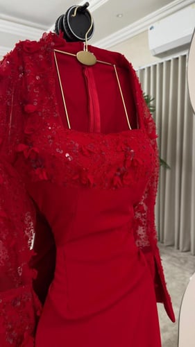 فستان سهرة أحمر ملكي مطرز بشق جانبي وأكمام جرس شفا...