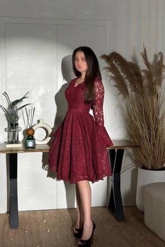 فستان "كاميلا" الدانتيل - باللون العنابي الملكي