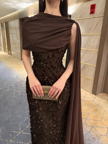 فستان سهرة طويل أنيق بتفاصيل ترتر وكاب شيفون منسدل