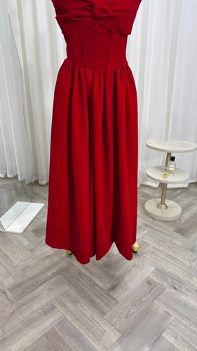 فستان "فيكتوريا" المخملي - أحمر ملكي بتفاصيل الدان...