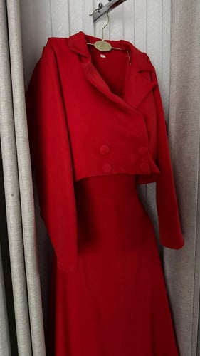 طقم "رويال ريد" النسائي - فستان كلاسيكي مع جاكيت ق...