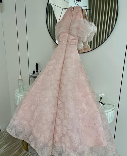 فستان سهرة طويل من التول المطرز بقصّة كاب جذابة