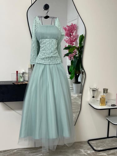 فستان سهرة طويل أنيق بتطريز راقٍ ولون النعناع الها...