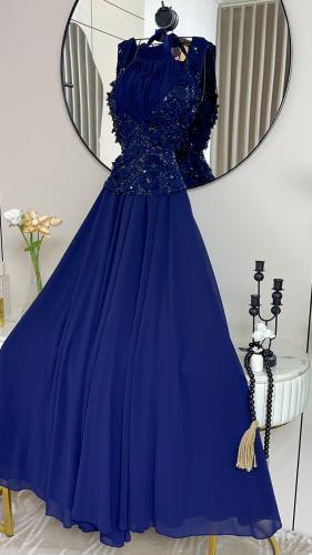 فستان سهرة ملكي باللون الكحلي مع تطريز ثلاثي الأبع...