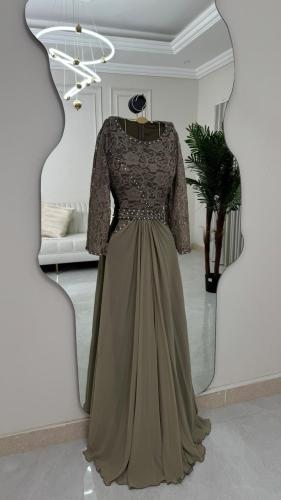 وصف فستان سهرة طويل فاخر (لون بيج فاتح)