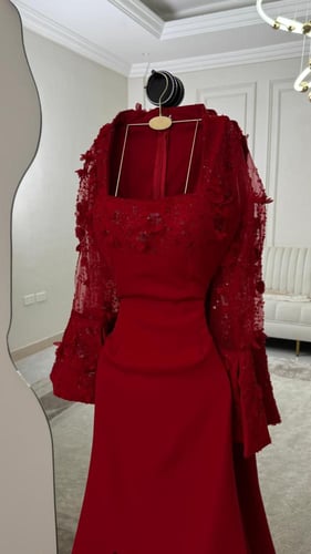 فستان سهرة أحمر ملكي مطرز بشق جانبي وأكمام جرس شفا...
