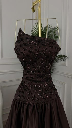 فستان سهرة "تشوكليت دريم" بكتف واحد وتفاصيل براقة