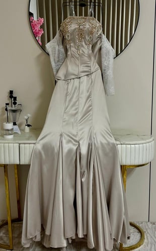 فستان سهرة طويل فاخر (لون بيج فاتح)