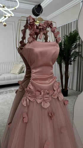 فستان سهرة وردي أنيق بتفاصيل أزهار بارزة