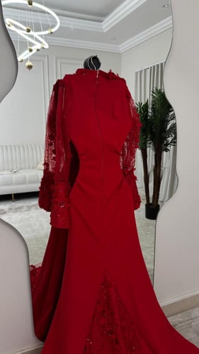 فستان سهرة أحمر ملكي مطرز بشق جانبي وأكمام جرس شفا...