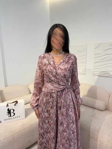 فستان "روز لاسي" الفاخر بنقشة الدانتيل المتميزة