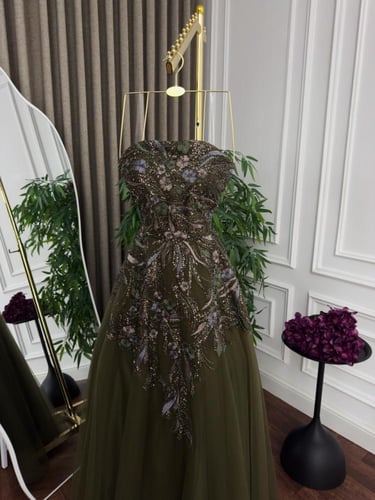 فستان سهرة "تول" زيتي بتطريز ملكي