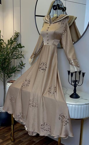 فستان "بيج لوميير" - أناقة كلاسيكية بتفاصيل مفرغة