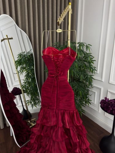 فستان سهرة "فيكتوريا" الأحمر – بتصميم ميرميد وكشكش...