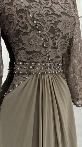 وصف فستان سهرة طويل فاخر (لون بيج فاتح)