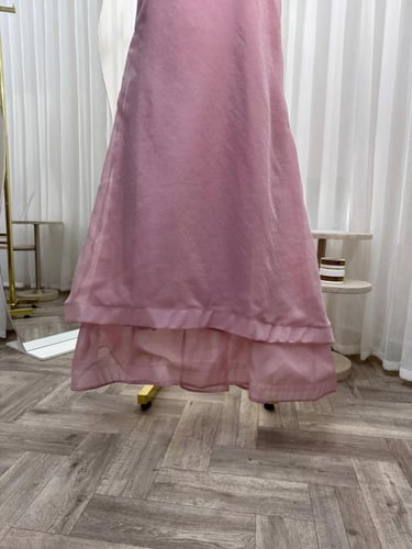 جلابية لينين عصرية بتطريز تراثي ملون وأكتاف مكشوفة