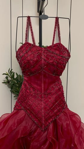 فستان سهرة "فيكتوريا" الملكي - باللون الأحمر البرغ...