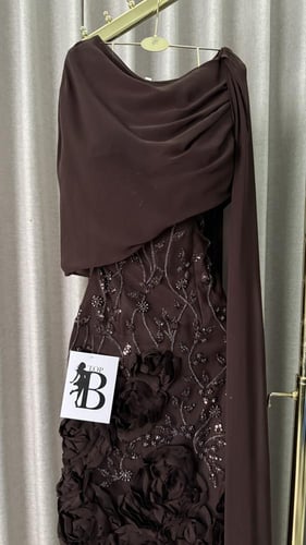 فستان سهرة باللون البني الشوكولاتة - أناقة ملكية ب...