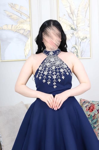 فستان سهرة "نيفي رويال" ميدي بتطريز كريستالي فاخر