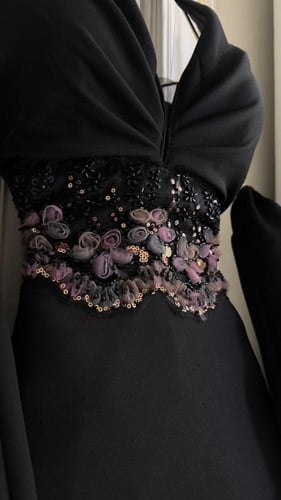 فستان سهرة "إيليجانس" أسود - بتفاصيل الورد البارز...