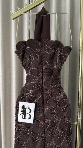 فستان "إيفوري" البني - سحر الأناقة الكلاسيكية بتفا...