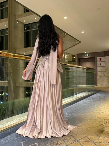 فستان سهرة "بيج" بتصميم ملكي مرصع بالكريستال