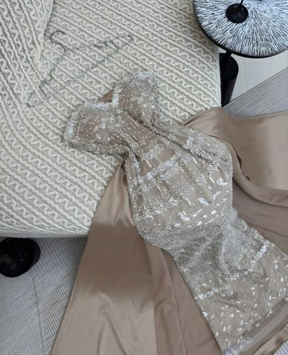 فستان سهرة شامبين فاخر بتطريز كريستال وذيل ساتان