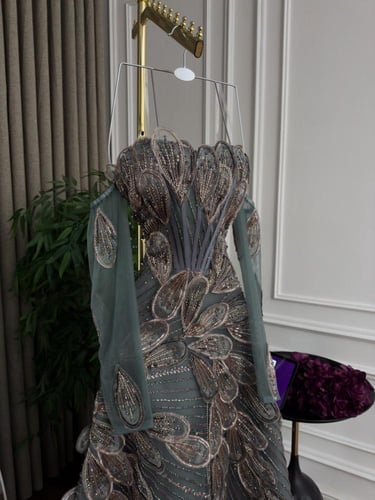 فستان سهرة "توليب الرمادي" المُطرز يدوياً