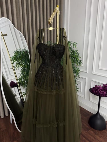 فستان سهرة زيتي بتطريز أسود فاخر مع كاب شيفون طويل