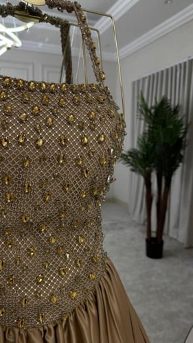 فستان سهرة "جولدن لاكشري" بتصميم كورسيه مطرز