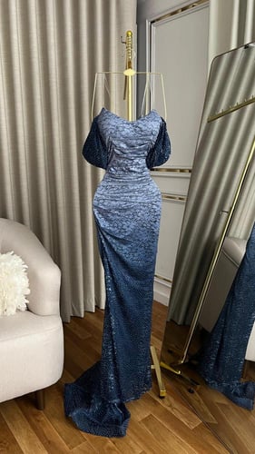 فستان سهرة ملكي باللون الأحمر النبيذي تصميم كورسيه...