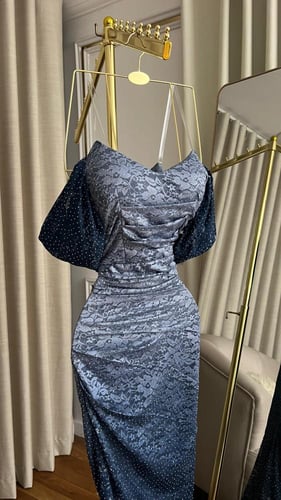 فستان سهرة ملكي باللون الأحمر النبيذي تصميم كورسيه...