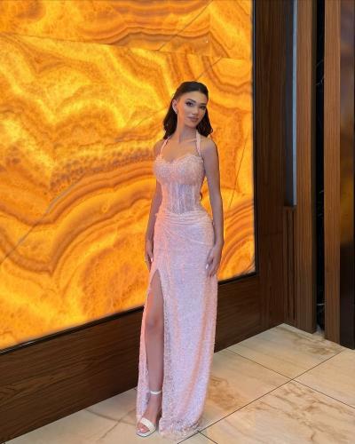 فستان سهرة وردي مزين بالترتر بتصميم انيق