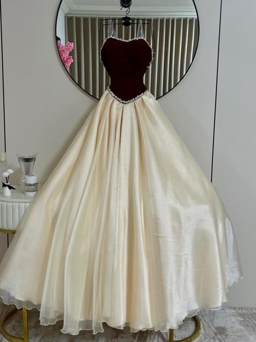 فستان سهرة بخصر أميرة وتصميم كورسيه مخملي