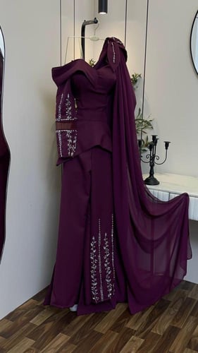 جمبسوت "أرجوان الفخامة" بكتف مكشوف وشال ملكي