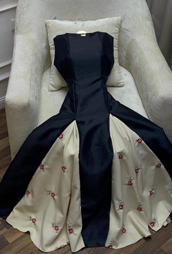 فستان "كلاسيك روز" الأسود بتصميم ملكي عصري