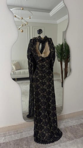 فستان سهرة طويل من الدانتيل الأسود - إطلالة ملكية...