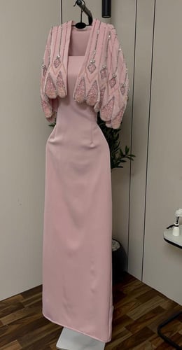 فستان "إيلينا" الوردي - طقم قطعتين مع كاب مطرز فاخ...