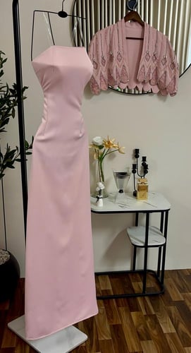 فستان "إيلينا" الوردي - طقم قطعتين مع كاب مطرز فاخ...