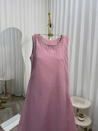 جلابية لينين عصرية بتطريز تراثي ملون وأكتاف مكشوفة