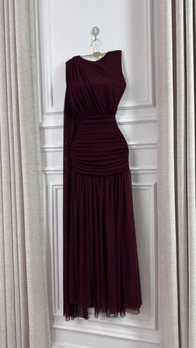 فستان "إليغانس" درابيه - بلون البرغندي الملكي