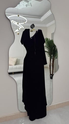 فستان سهرة مخملي فاخر بقصة راقية وكتف واحد