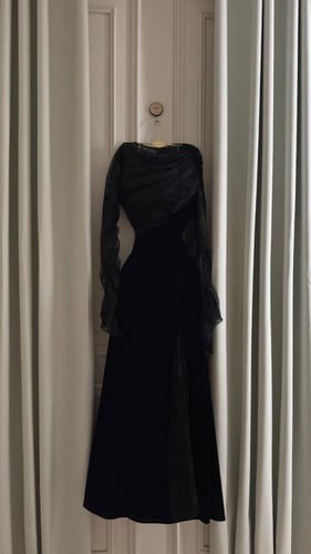 فستان سهرة مخملي أسود أنيق بفتحة دانتيل جانبية