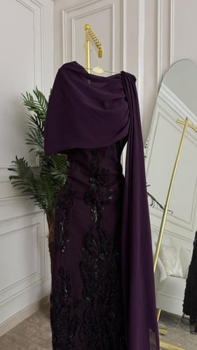 فستان سهرة "ليالي الأرجوان" بتصميم درابيه وتطريز ي...