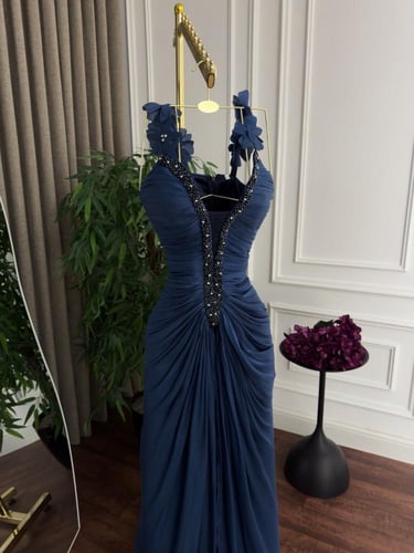 فستان سهرة "توليب نايت" باللون الكحلي الساحر