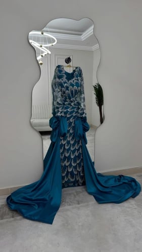 فستان سهرة ملكي مطرز باللؤلؤ والخرز ذيل ساتان طويل