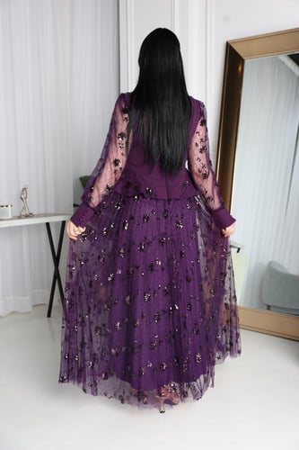 فستان سهرة طويل ببريق بنفسجي مع كاب مطرز وفتحة جان...