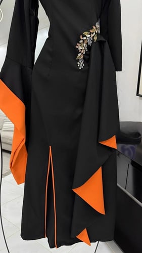 فستان سهرة طويل بلمسة ملكية وعباءة مطرزة أحمر خمري...